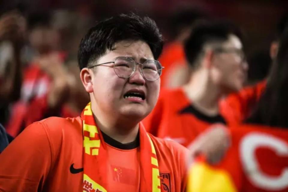 球迷们对运动员的技术表现感到满意