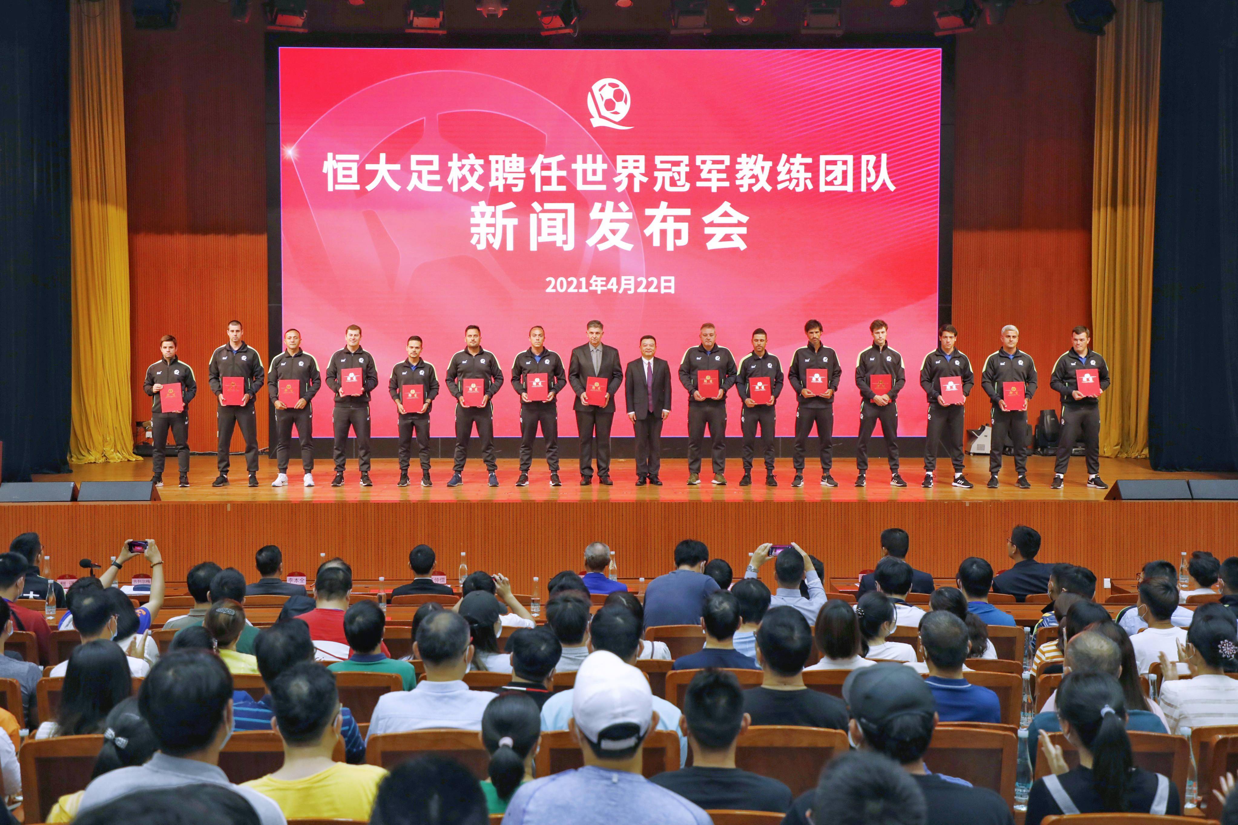 包含教练团队调整阵容布局，瞄准赛季冠军目标的词条
